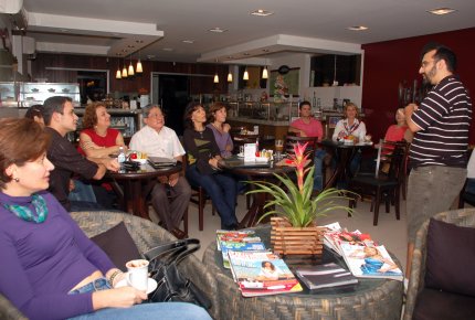 Café Filosófico discute teorias de Platão e Sócrates